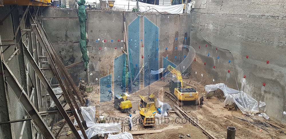 اجرای سازه نگهبان خرپا به ارتفاع 13 در مجاورت ساختمان فاقد اسکلت و گودبرداری در خاک رس 