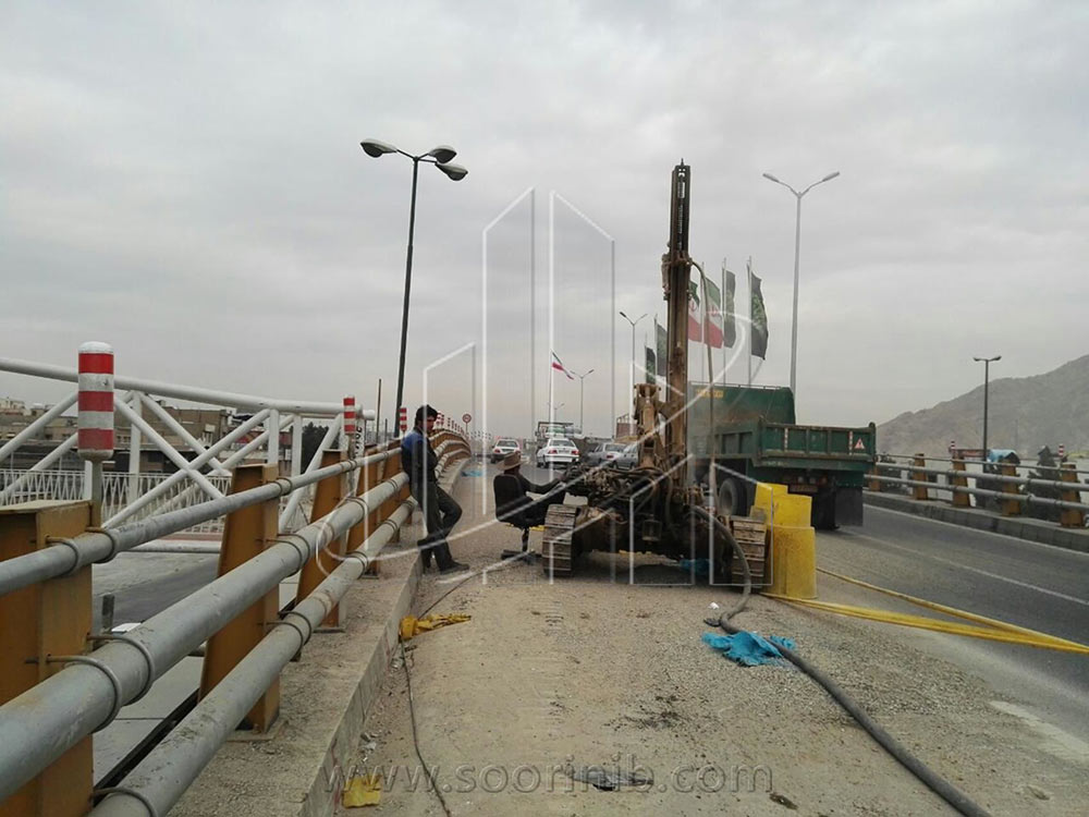  اجرای میکروپایل و تزریق با فشار ٣۰ بار جهت کنترل نشست پل